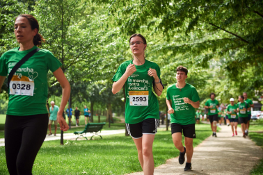 Fotos de la novena marcha solidaria contra el cáncer en Pamplona./