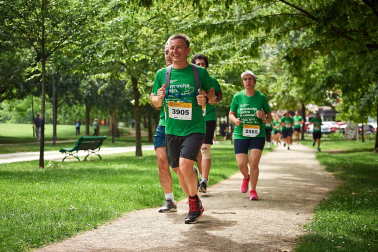 Fotos de la novena marcha solidaria contra el cáncer en Pamplona./