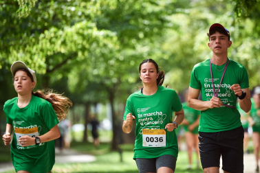 Fotos de la novena marcha solidaria contra el cáncer en Pamplona./