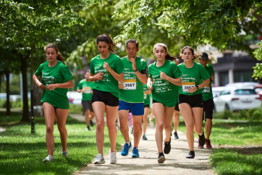 Fotos de la novena marcha solidaria contra el cáncer en Pamplona./