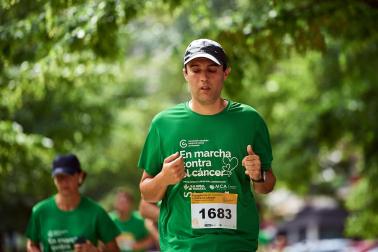 Fotos de la novena marcha solidaria contra el cáncer en Pamplona./