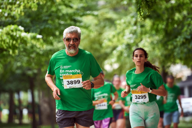 Fotos de la novena marcha solidaria contra el cáncer en Pamplona./