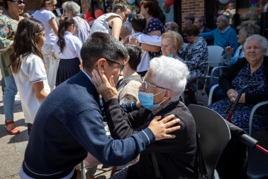 Fotos de la concentración por el buen trato a las personas mayores en Burlada./