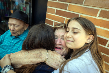 Fotos de la concentración por el buen trato a las personas mayores en Burlada./