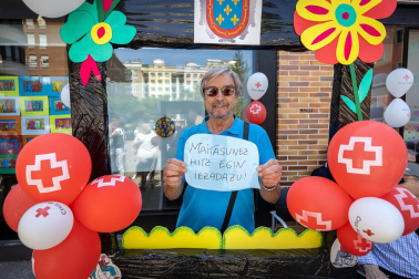 Fotos de la concentración por el buen trato a las personas mayores en Burlada./