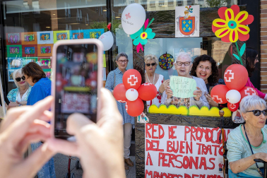 Fotos de la concentración por el buen trato a las personas mayores en Burlada./