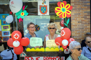 Fotos de la concentración por el buen trato a las personas mayores en Burlada./