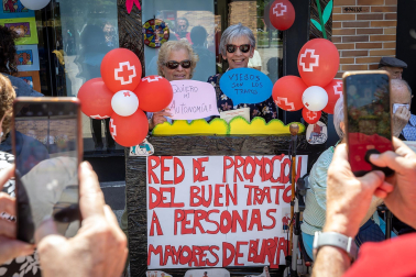 Fotos de la concentración por el buen trato a las personas mayores en Burlada./