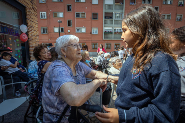Fotos de la concentración por el buen trato a las personas mayores en Burlada./