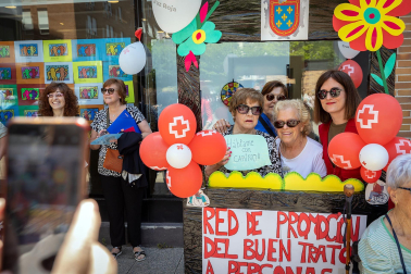 Fotos de la concentración por el buen trato a las personas mayores en Burlada./