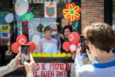 Fotos de la concentración por el buen trato a las personas mayores en Burlada./