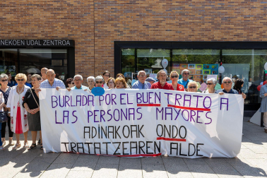 Fotos de la concentración por el buen trato a las personas mayores en Burlada./