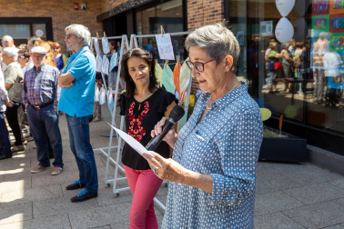 Fotos de la concentración por el buen trato a las personas mayores en Burlada./