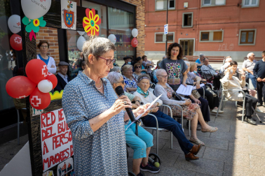 Fotos de la concentración por el buen trato a las personas mayores en Burlada./