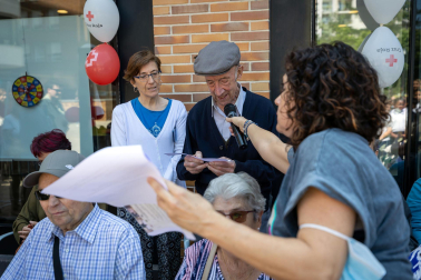 Fotos de la concentración por el buen trato a las personas mayores en Burlada./