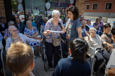 Fotos de la concentración por el buen trato a las personas mayores en Burlada./
