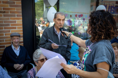 Fotos de la concentración por el buen trato a las personas mayores en Burlada./