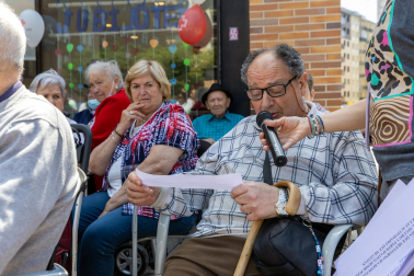 Fotos de la concentración por el buen trato a las personas mayores en Burlada./