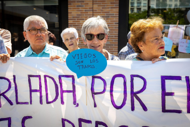 Fotos de la concentración por el buen trato a las personas mayores en Burlada./