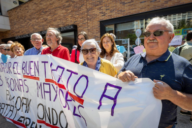 Fotos de la concentración por el buen trato a las personas mayores en Burlada./