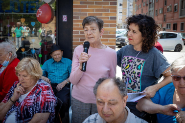 Fotos de la concentración por el buen trato a las personas mayores en Burlada./