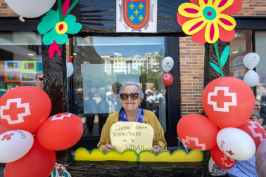 Fotos de la concentración por el buen trato a las personas mayores en Burlada./