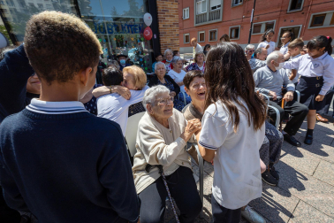 Fotos de la concentración por el buen trato a las personas mayores en Burlada./
