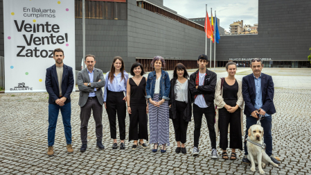 Desde la izq., Rubén Jauquicoa (director de producción de Baluarte); Michel Lumbreras, de Aenor; María Valencia, de Omnium; Paula Noya, directora de Infraestructuras Culturales de NICDO-Baluarte; Rebeca Esnaola, consejera de Cultura; Cristina Martínez, de El Columpio Asesino; Javi Robles; Carla González Ciganda y Javier Casado, ambos de Fundación Iddeas