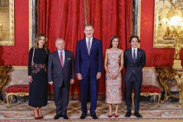 Fotos de la visita de la reina Letizia y Rania de Jordania a las Escuelas Taller y Talleres de Empleo de Patrimonio Nacional, ubicadas dentro del Palacio Real.