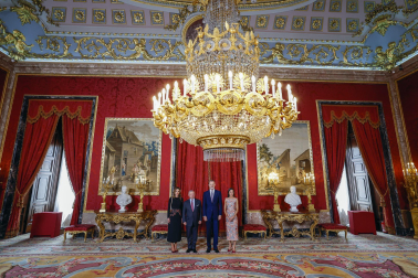 Fotos de la visita de la reina Letizia y Rania de Jordania a las Escuelas Taller y Talleres de Empleo de Patrimonio Nacional, ubicadas dentro del Palacio Real.