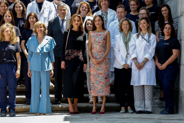 Fotos de la visita de la reina Letizia y Rania de Jordania a las Escuelas Taller y Talleres de Empleo de Patrimonio Nacional, ubicadas dentro del Palacio Real.