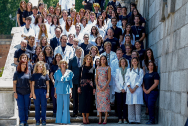 Fotos de la visita de la reina Letizia y Rania de Jordania a las Escuelas Taller y Talleres de Empleo de Patrimonio Nacional, ubicadas dentro del Palacio Real.