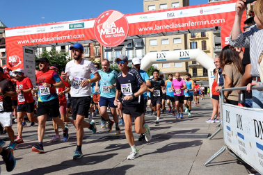 Fotos de La Media San Fermín 2023.