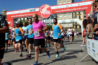Fotos de La Media San Fermín 2023.
