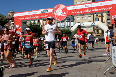 Fotos de La Media San Fermín 2023.