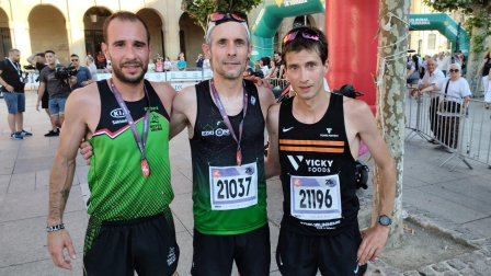 De izda. a dcha., Andoni Acebedo, segundo; Mikel Fernández, primero; y Jairo Grijalvo, tercero.