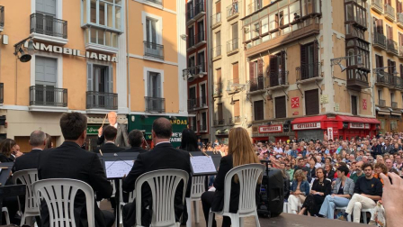 La Pamplonesa ha protagonizado el tradicional concierto presanferminero en una abarrotada Plaza Consistorial