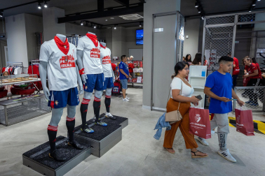 Fotos de las nuevas camisetas de Osasuna.