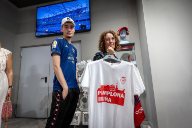 Fotos de las nuevas camisetas de Osasuna.