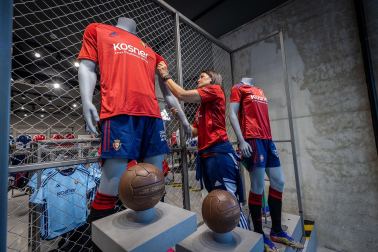 Fotos de las nuevas camisetas de Osasuna.