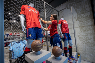 Fotos de las nuevas camisetas de Osasuna.