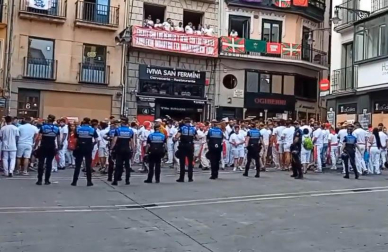 Los agentes despejan la plaza antes del Chupinaxzo