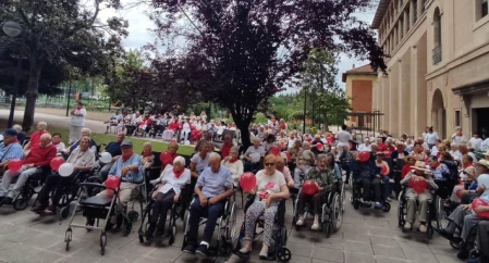 Trabajadores y residentes de la residencia han celebrado el comienzo de las fiestas