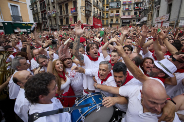 Los músicos de La Pamplonesa aprovechan el mar de brazos para avanzar en su camino a la capilla de San Fermín