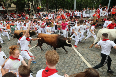 Primer encierro de San Fermín en el tramo de Telefónica