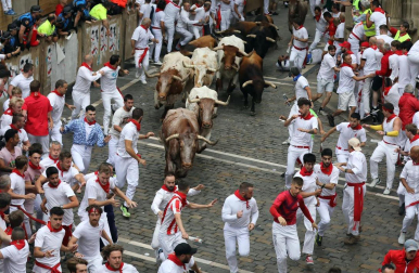 Primer encierro de San Fermín en el tramo del Ayuntamiento