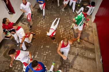 Primer encierro de San Fermín en el tramo del callejón de la Plaza de Toros