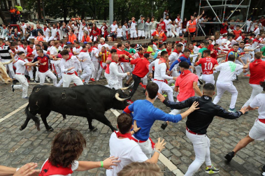 Primer encierro de San Fermín en el tramo de Telefónica