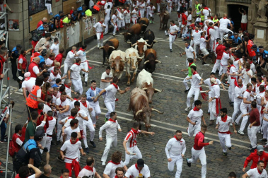 Primer encierro de San Fermín en el tramo del Ayuntamiento