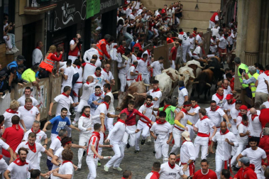 Primer encierro de San Fermín en el tramo del Ayuntamiento